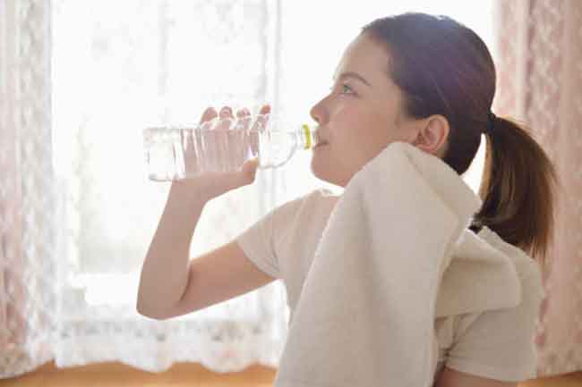 पर्याप्त मात्रा में तरल पदार्थों का सेवन